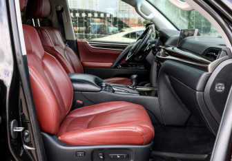 Подержанный автомобиль Lexus LX 2016 года (11 фото)