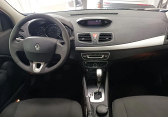 Подержанный автомобиль Renault Fluence 2010 года (10 фото)