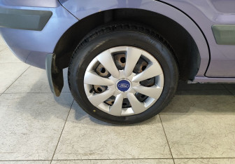 Подержанный автомобиль Ford Fusion 2008 года (12 фото)