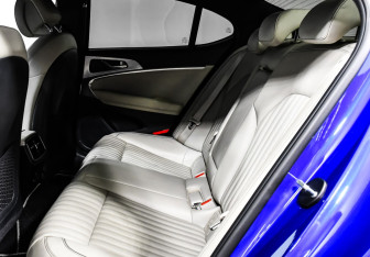 Подержанный автомобиль Genesis G70 2021 года (12 фото)