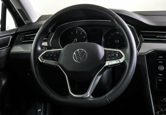 Подержанный автомобиль Volkswagen Passat Sedan 2021 года (11 фото)