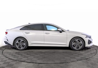 Подержанный автомобиль Kia K5 2021 года (4 фото)