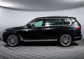 Подержанный автомобиль BMW X7 2022 года (8 фото)