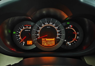 Подержанный автомобиль Toyota RAV4 2010 года (12 фото)