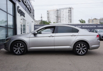 Подержанный автомобиль Volkswagen Passat Sedan 2017 года (8 фото)