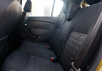 Подержанный автомобиль Renault Sandero 2015 года (10 фото)