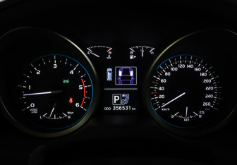 Подержанный автомобиль Toyota Land Cruiser Suv 2012 года (16 фото)