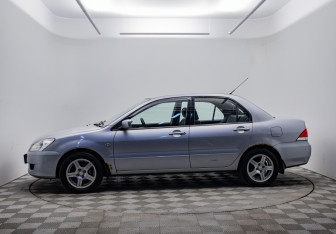 Подержанный автомобиль Mitsubishi Lancer Sedan 2004 года (8 фото)