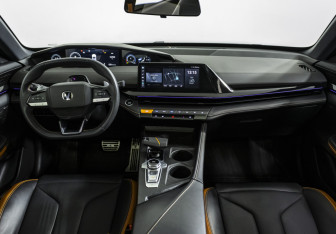 Подержанный автомобиль Changan UNI-V 2024 года (16 фото)