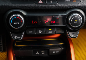 Подержанный автомобиль Kia Stonic 2018 года (16 фото)