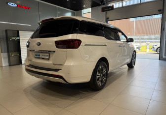 Подержанный автомобиль Kia Carnival 2017 года (4 фото)