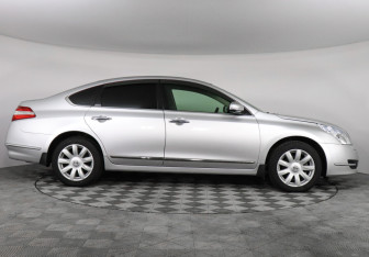 Подержанный автомобиль Nissan Teana 2010 года (4 фото)