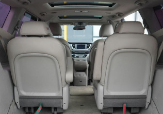 Подержанный автомобиль Kia Carnival 2018 года (14 фото)