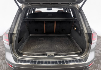 Подержанный автомобиль Volkswagen Touareg 2013 года (10 фото)