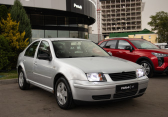 Подержанный автомобиль Volkswagen Bora Sedan 2001 года (2 фото)