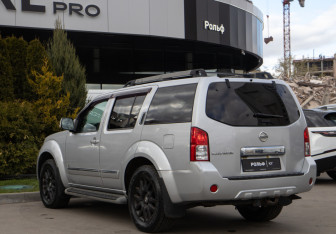Подержанный автомобиль Nissan Pathfinder 2011 года (5 фото)