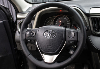 Подержанный автомобиль Toyota RAV4 2014 года (17 фото)