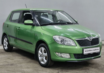 Подержанный автомобиль Skoda Fabia Hatchback 2013 года (3 фото)