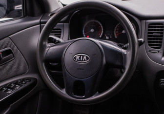Подержанный автомобиль Kia Rio Hatchback 2010 года (15 фото)