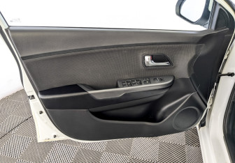 Подержанный автомобиль Kia Rio Hatchback 2015 года (19 фото)