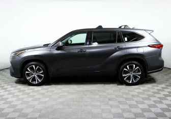 Подержанный автомобиль Toyota Highlander 2021 года (3 фото)