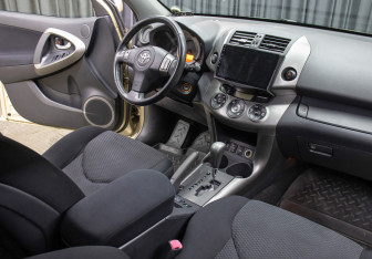 Подержанный автомобиль Toyota RAV4 2009 года (11 фото)