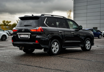Подержанный автомобиль Lexus LX 2016 года (5 фото)