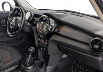 Подержанный автомобиль MINI Hatch 2018 года (13 фото)
