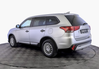 Подержанный автомобиль Mitsubishi Outlander 2021 года (7 фото)