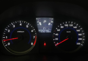 Подержанный автомобиль Hyundai Solaris Hatchback 2012 года (14 фото)