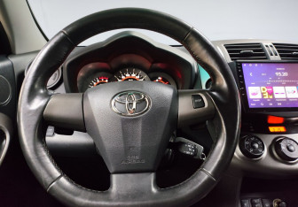 Подержанный автомобиль Toyota RAV4 2011 года (15 фото)