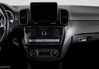 Подержанный автомобиль Mercedes-Benz GLE 2015 года (13 фото)