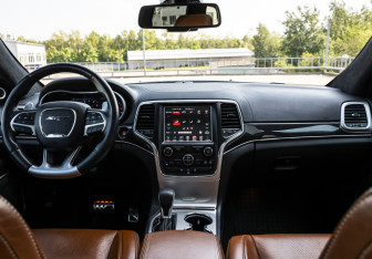Подержанный автомобиль Jeep Grand Cherokee 2016 года (14 фото)