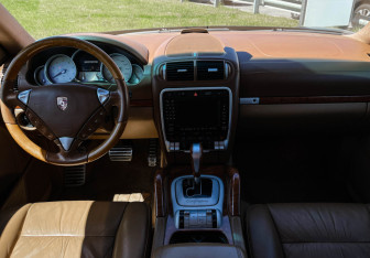 Подержанный автомобиль Porsche Cayenne 2007 года (12 фото)
