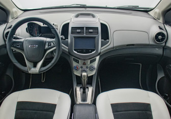 Подержанный автомобиль Chevrolet Aveo Sedan 2015 года (13 фото)