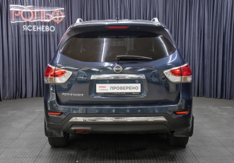 Подержанный автомобиль Nissan Pathfinder 2014 года (6 фото)