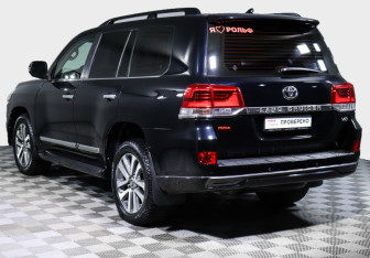 Подержанный автомобиль Toyota Land Cruiser Suv 2016 года (7 фото)
