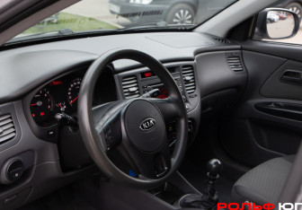 Подержанный автомобиль Kia Rio Hatchback 2010 года (10 фото)
