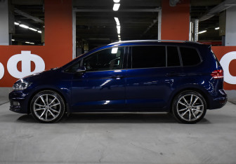 Подержанный автомобиль Volkswagen Touran 2019 года (8 фото)
