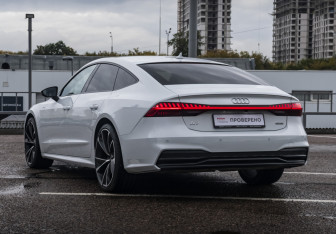Подержанный автомобиль Audi A7 2021 года (9 фото)