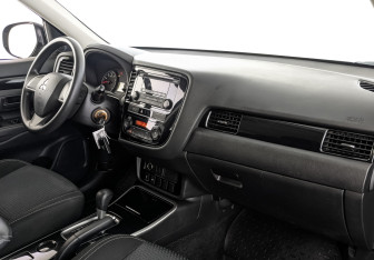 Подержанный автомобиль Mitsubishi Outlander 2019 года (13 фото)
