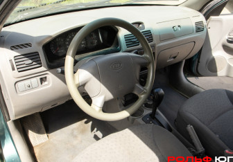 Подержанный автомобиль Kia Rio Sedan 2004 года (13 фото)