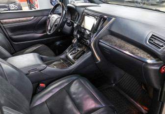 Подержанный автомобиль Toyota Alphard 2019 года (11 фото)