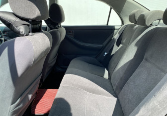 Подержанный автомобиль Toyota Corolla Sedan 2002 года (10 фото)