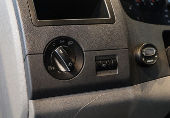 Подержанный автомобиль Volkswagen Transporter Van 2005 года (10 фото)