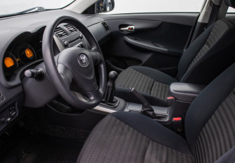 Подержанный автомобиль Toyota Corolla Sedan 2007 года (10 фото)