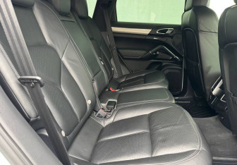Подержанный автомобиль Porsche Cayenne 2012 года (11 фото)