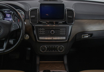 Подержанный автомобиль Mercedes-Benz GLE 2015 года (14 фото)