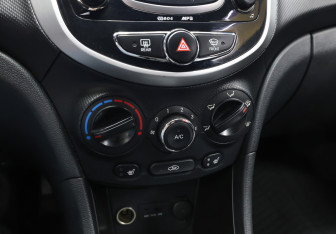 Подержанный автомобиль Hyundai Solaris Hatchback 2013 года (18 фото)