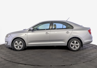 Подержанный автомобиль Skoda Rapid Liftback 2015 года (8 фото)